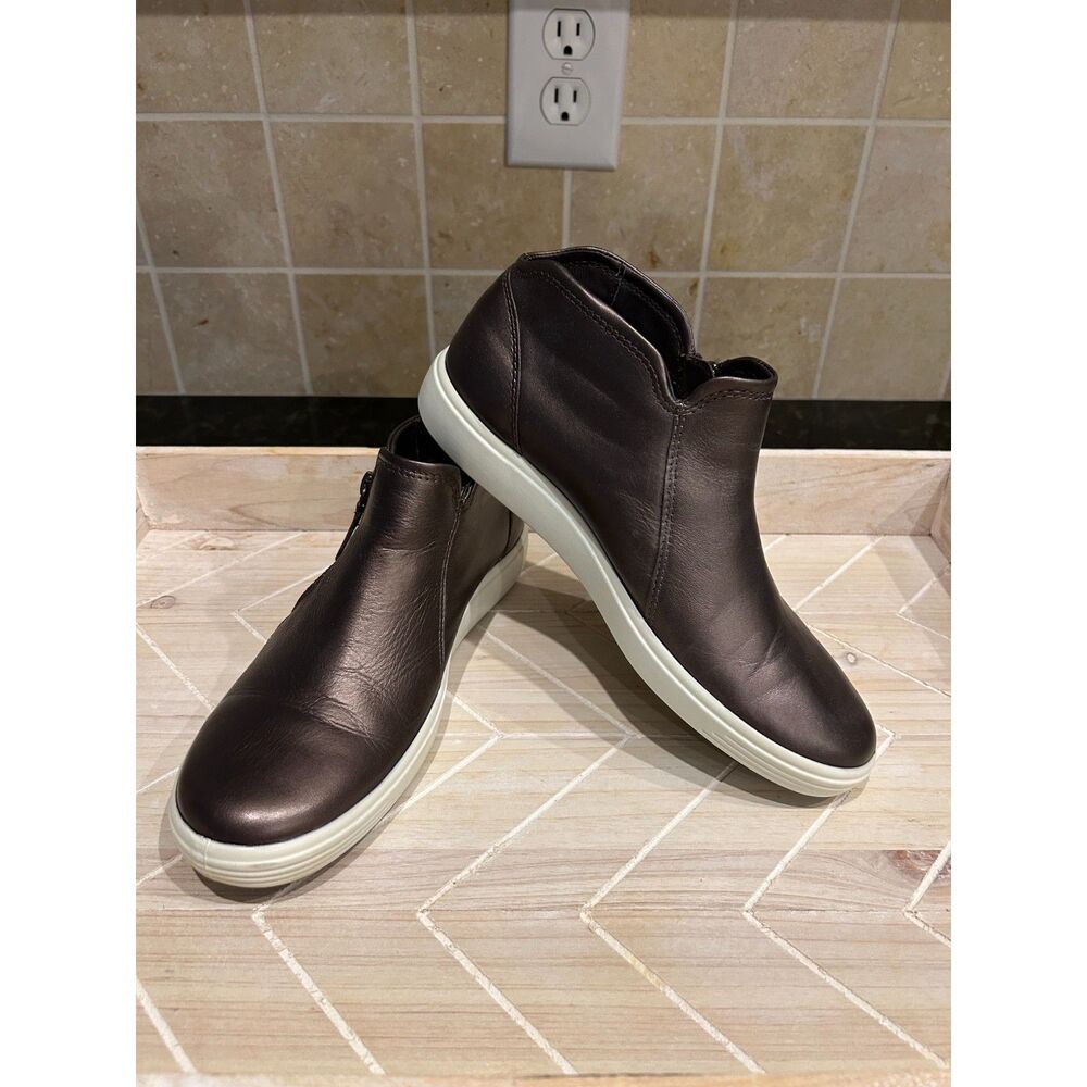 ECCO Soft 7 Low Bootie Shale Metallic Leather Zip Sneakers Womens Sz 38 7-7.5